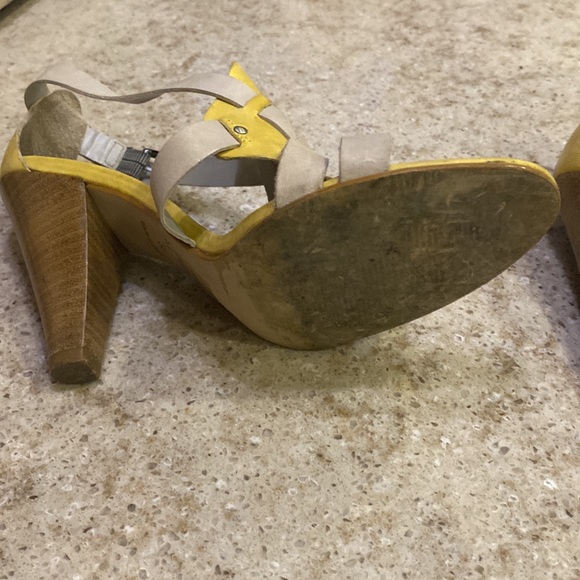 ALDO Yellow and Tan Vintage Wood Heeled Sandals Size 8 - Picture 5 of 6